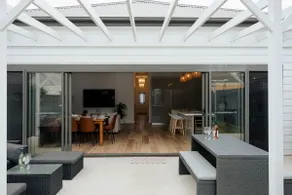 Eat Street Family Retreat– 3Bed, 2Bath, Playground - Image 4