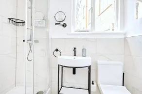 Elegant, Airy Studio by Leicester Square - Image 2