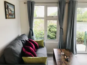Serene spacious room (double) in gorgeous bungalow on river near Thorpe park and Holloway University Egham - Image 2