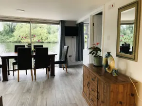 Serene spacious room (double) in gorgeous bungalow on river near Thorpe park and Holloway University Egham - Image 4