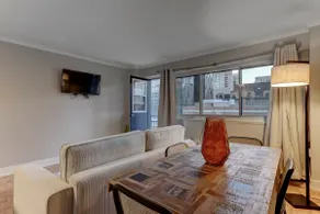 Comfy 2BR in downtown MTL - Image 4