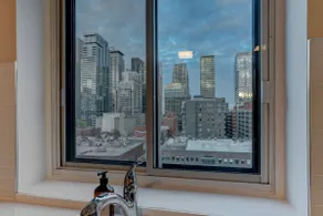 Comfy 2BR in downtown MTL - Image 5