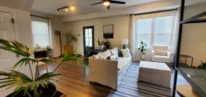 Modern home in Topeka - Image 4