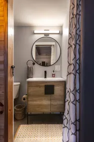Boutique Cabin-Style Suite Near the Warner Theater - Image 4