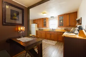 Boutique Cabin-Style Suite Near the Warner Theater - Image 3