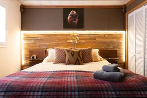 Boutique Cabin-Style Suite Near the Warner Theater - Image 2