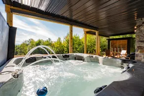 Fall into Luxury, Free Heated Pool until oct 1st - Image 5
