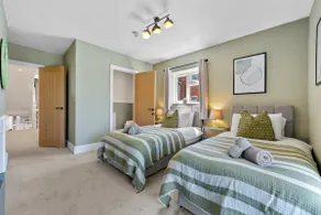5-Bed Luxury Manor, Games Room, Off road parking & Stylish interiors, Central Gloucester, Cotswolds - Sleeps up to 12 Great for Groups! by Blue Puffin Stays - Image 4