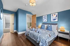 5-Bed Luxury Manor, Games Room, Off road parking & Stylish interiors, Central Gloucester, Cotswolds - Sleeps up to 12 Great for Groups! by Blue Puffin Stays - Image 3