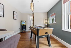 5-Bed Luxury Manor, Games Room, Off road parking & Stylish interiors, Central Gloucester, Cotswolds - Sleeps up to 12 Great for Groups! by Blue Puffin Stays - Image 2