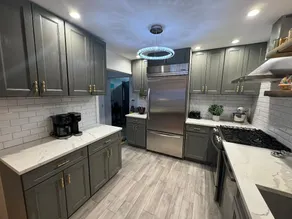 Modern One bedroom with Private Yard - Image 2