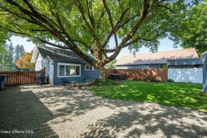 Charming Cozy Cottage with Hot Tub - Image 4