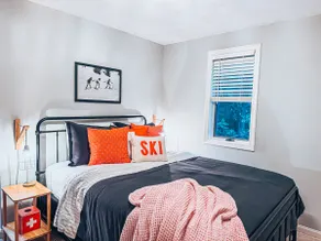 Stylish Retreat: Ski & Village Bliss Awaits! - Image 4