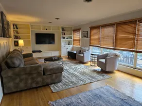 Spacious home with backyard - Image 4