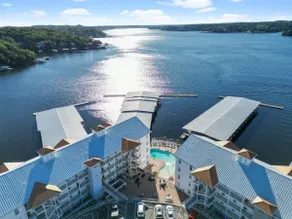 Pool • Balcony • Island • King • 505Mbps • Smart TVs - Image 5