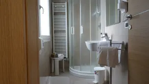 ideal for vacation or work - Image 4