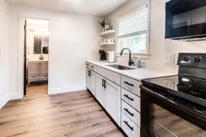Stylish & Comfy Downtown Gem ~ Queen Bed ~ Parking - Image 4