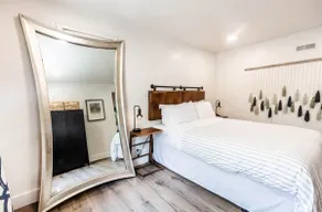 Stylish & Comfy Downtown Gem ~ Queen Bed ~ Parking - Image 5