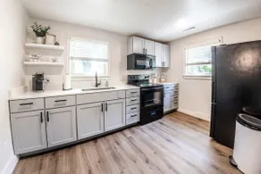 Stylish & Comfy Downtown Gem ~ Queen Bed ~ Parking - Image 3