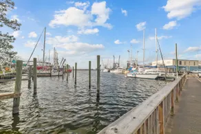 Best Location in Oriental, NC! King Room. - Image 4
