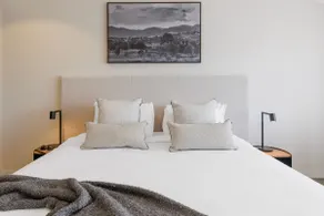 Modern Lakeside Stay, Equipped & Convenient - Image 2