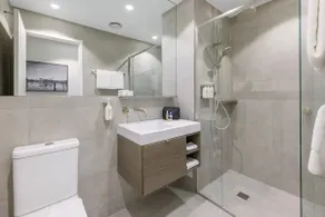 Modern Lakeside Stay, Equipped & Convenient - Image 5