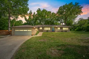 Spacious Home! Mid Century Mod-Amazing Sun Room - Image 4