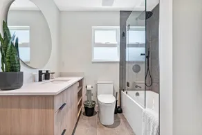 3-Bedroom Spacious Entire House/Beautiful Backyard - Image 3
