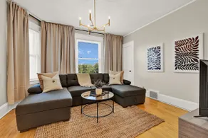 Stylish townhouse near downtown attractions - Image 2