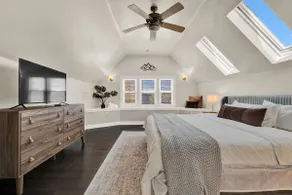 Stylish townhouse near downtown attractions - Image 3