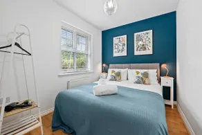 Spacious 6-bedroom house - 3 parking spaces - Superfast Wi-Fi - Close to M5 - Long-stay rates! - Image 2