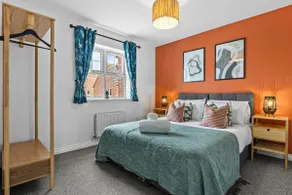 Spacious 6-bedroom house - 3 parking spaces - Superfast Wi-Fi - Close to M5 - Long-stay rates! - Image 3