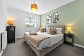Spacious 6-bedroom house - 3 parking spaces - Superfast Wi-Fi - Close to M5 - Long-stay rates! - Image 4