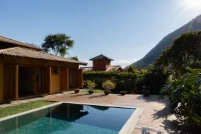 House immersed in nature - Image 2