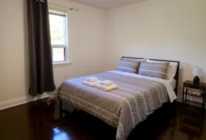 Chic 2-Bedroom Bungalow - Image 4