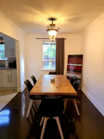 Chic 2-Bedroom Bungalow - Image 2