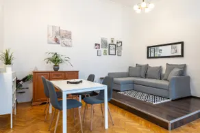 Walnut Tree Apartment - Image 2