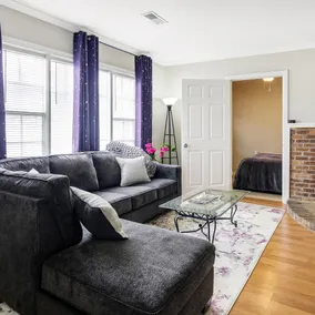 Walk to Amphitheater and Near Mercer! Cozy Cottage - Image 3