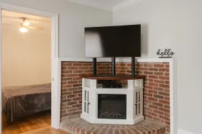 Walk to Amphitheater and Near Mercer! Cozy Cottage - Image 4