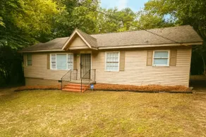 Walk to Amphitheater and Near Mercer! Cozy Cottage - Image 2