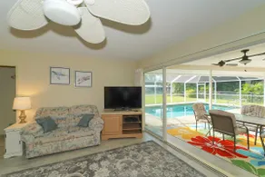 Huge Pool, Close to Beaches, Restaurants & Shops - Image 3