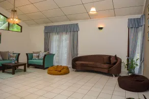 3 BR villa.sleeps 8. near highway.10 min Speedbay. - Image 3