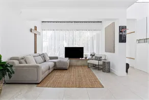 5BR Family Retreat, Mona Vale Pool, 600m Beach - Image 2