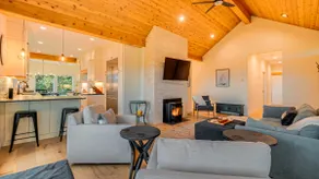 The Getaway Gem, SPA, sleeps 8 - Image 2