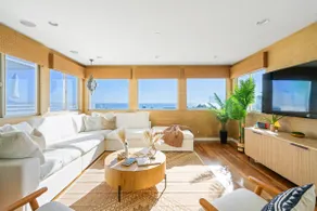 Sunny Home by the Beach | Free Parking - Image 1