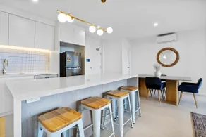 Modern & Stylish w/ Stunning Views, Pool & Parking - Image 4