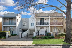 Parkham. Spa Bath & Balcony. Steps to CBD - Image 2
