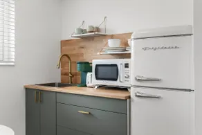 Design Chic: King Suite with Kitchenette - Image 2