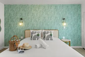 Design Chic: King Suite with Kitchenette - Image 5