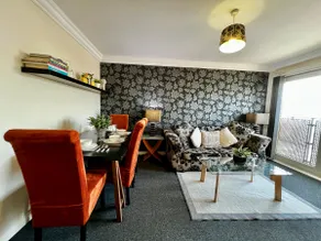 Stylish Modern Flat with Juliet Balcony & Parking - Image 3
